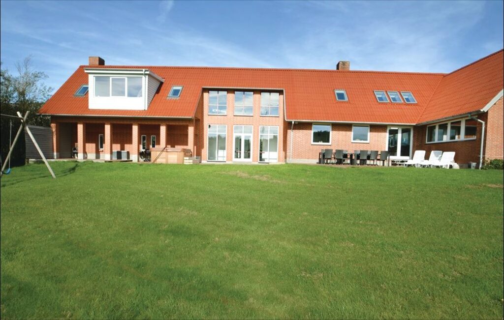 Lækker sommerhus på naturgrund - Ring for pris!