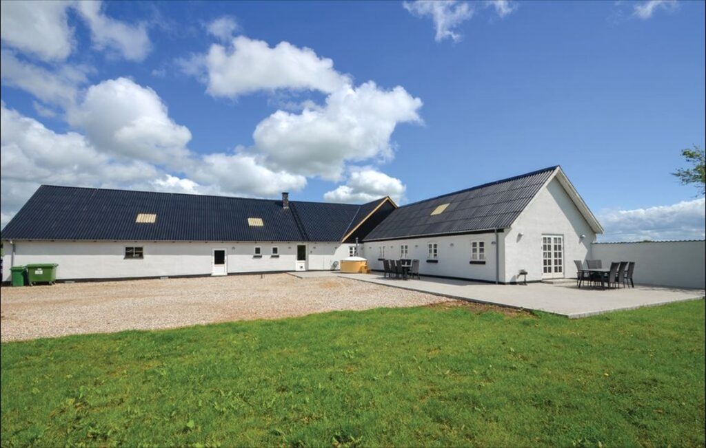 14 personers sommerhus - Ring for pris!