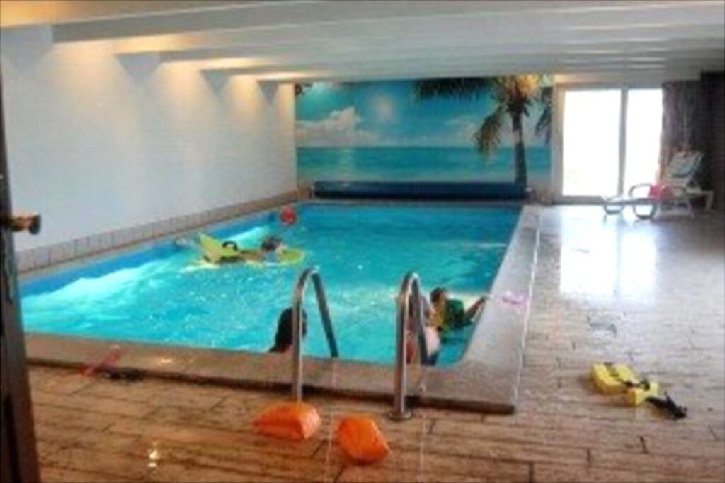 16 personers pool hus - Ring for pris!
